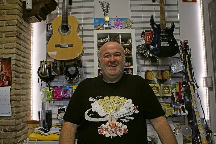 Musikazaleei egokitutako denda eta eskola