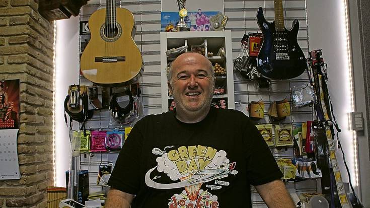 Musikazaleei egokitutako denda eta eskola