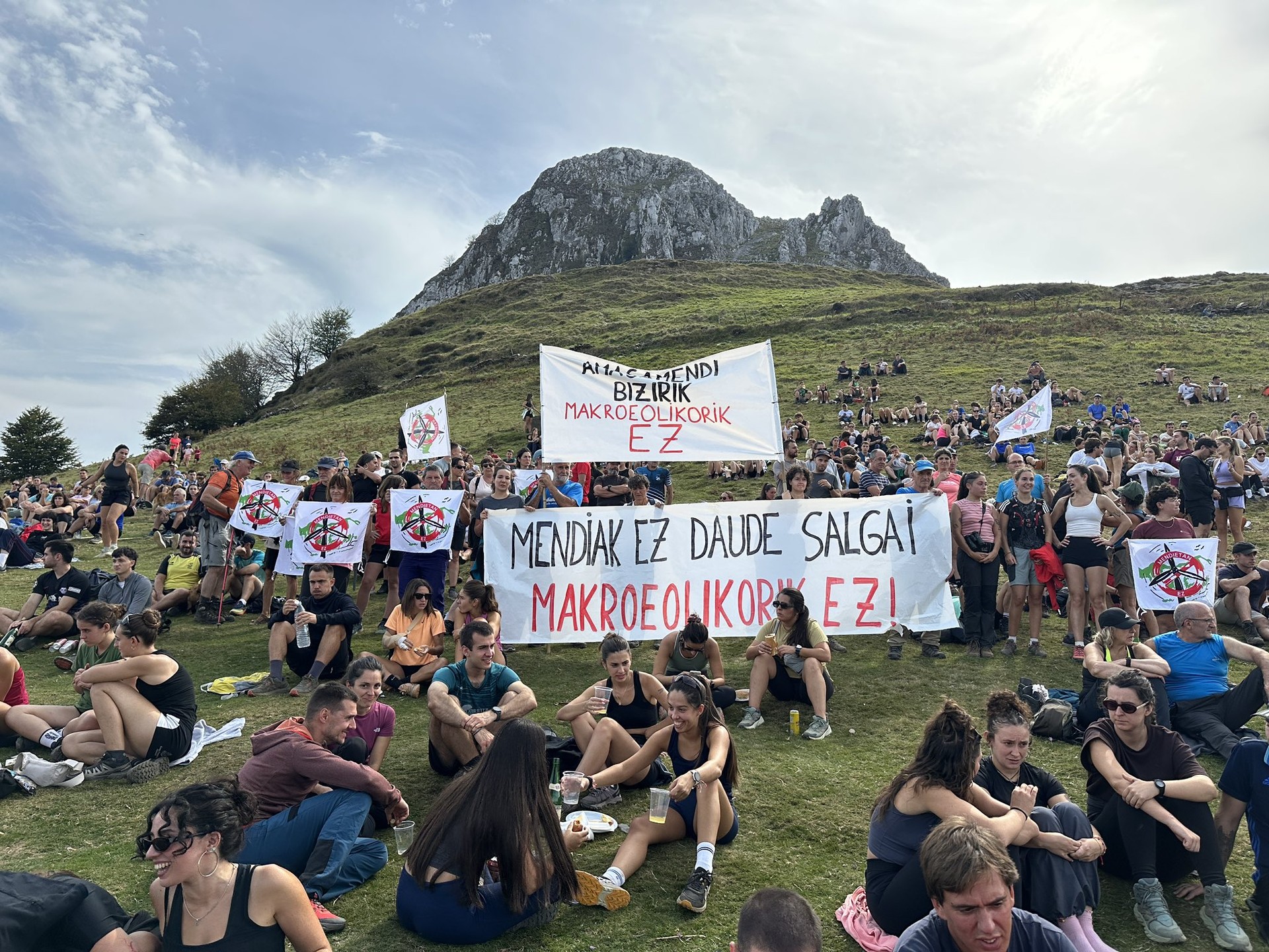 «Mendiak ez daude salgai»