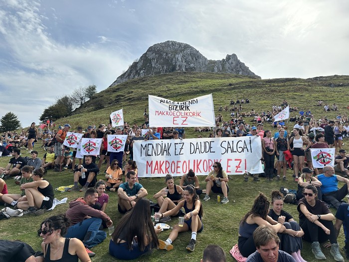 «Mendiak ez daude salgai»