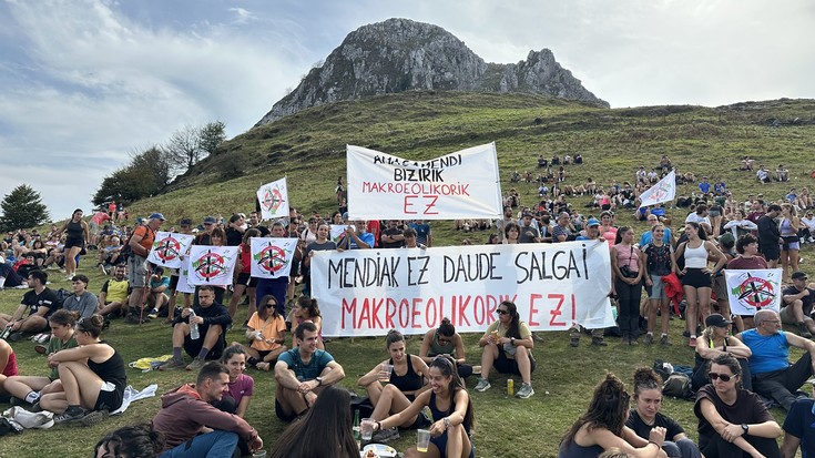 «Mendiak ez daude salgai»