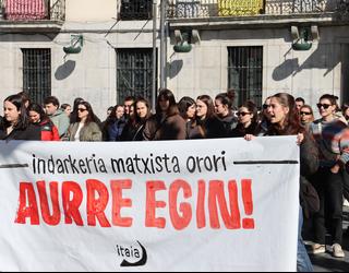 Eskualdeko azken eraso matxista eta urteko lehen erailketa salatu dituzte