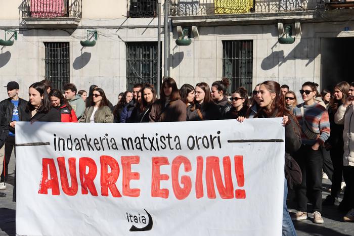 Eskualdeko azken eraso matxista eta urteko lehen erailketa salatu dituzte