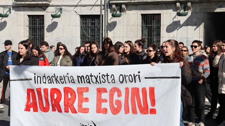 Eskualdeko azken eraso matxista eta urteko lehen erailketa salatu dituzte