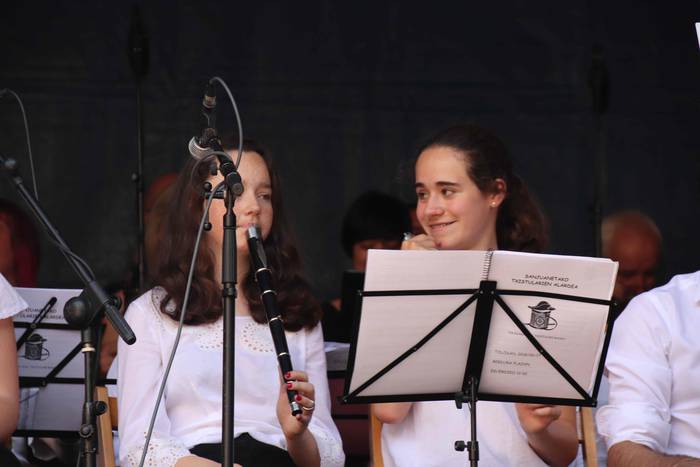 Musikak eta dantzak jantzi d 28 1531659044900