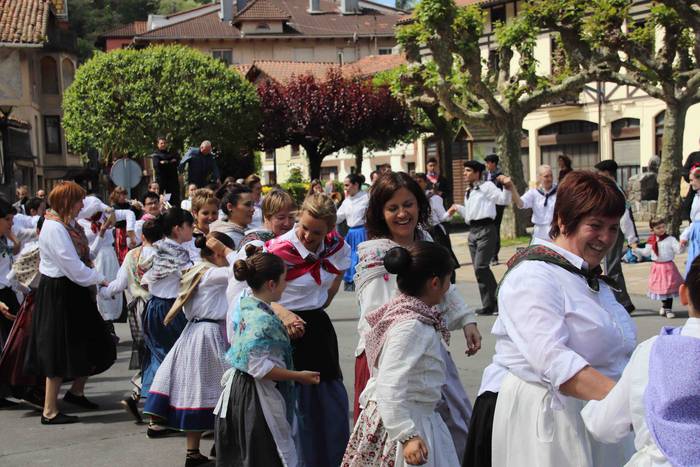 Dantzan ospatu dute Sutarrir 54 1557663400235