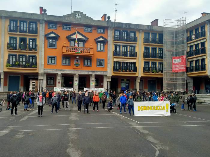 "Demokrazia" eskatuz eskuald 18 1608393021506