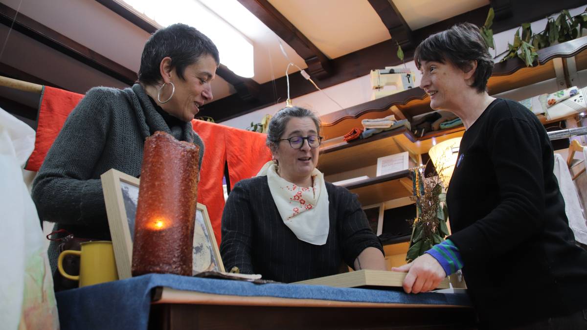 Gabonetako Azoka zabalduko dute Gurea antzokiko erakusketa gelan