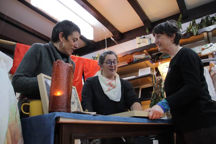 Gabonetako Azoka zabalduko dute Gurea antzokiko erakusketa gelan