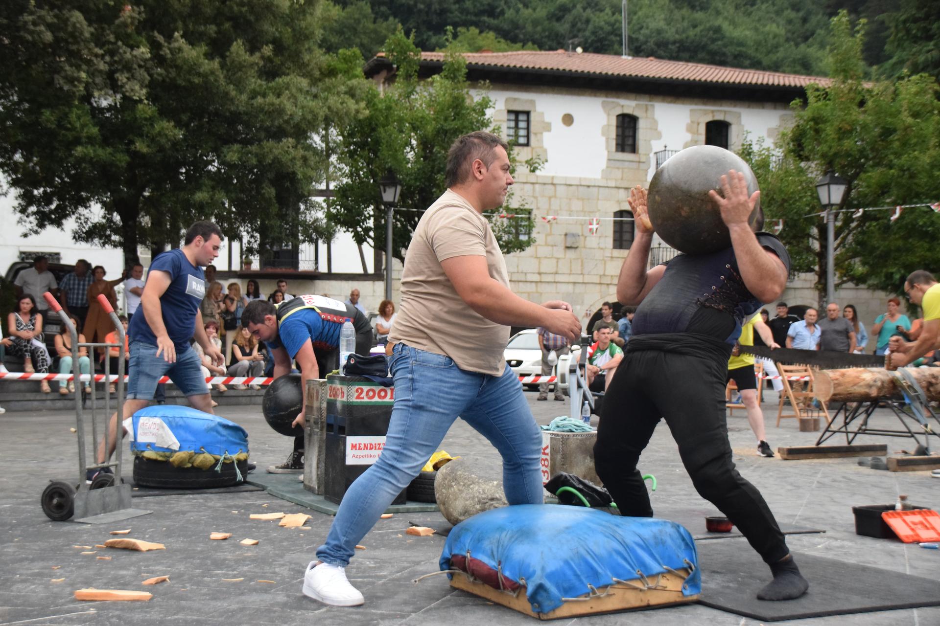 Ama Birjin egunarekin, festak Albizturren