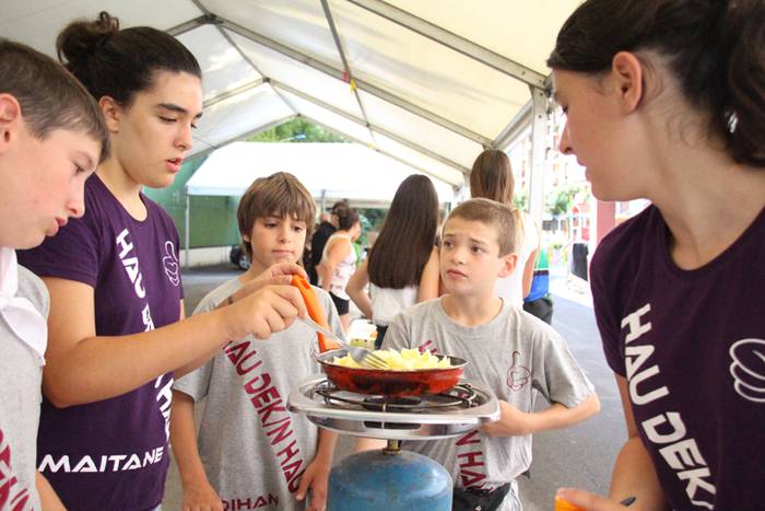 Haurrak beren dohaiak erakusten 12 1469532180921