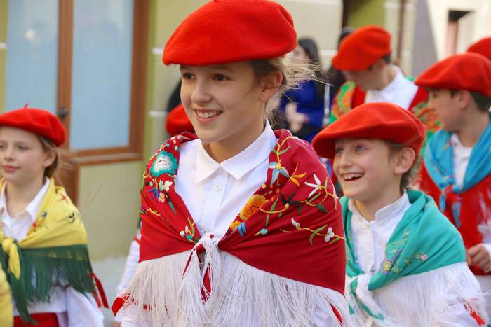 Dantzatzen duen herria 21 1581859442227