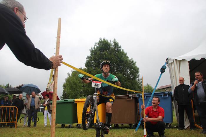 Erakustaldi batekin hasi dir 40 1496515167993