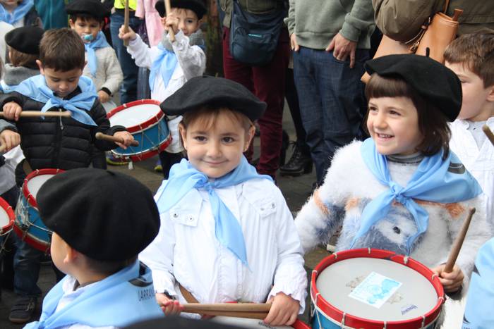 Larramendi auzoko danborrada 8 1540643389833