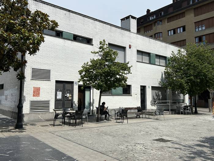 Salbuespenezko irtenbidea Emeterio Arrese zentroko tabernaren kudeaketarako