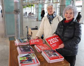 Mugi Tolosaren 2026ko egutegiak banatzen hasi dira