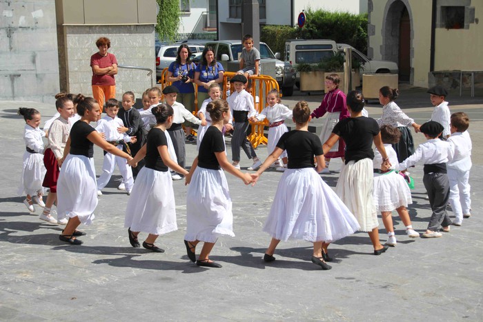 Emakumeak Adunako Axeri-dantzan, lehen aldiz - 25