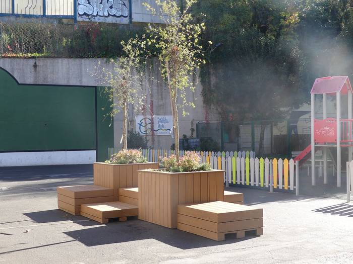 Udalak egurrezko elementu berriak ezarri ditu Zubimusu Ikastolako jolastokian