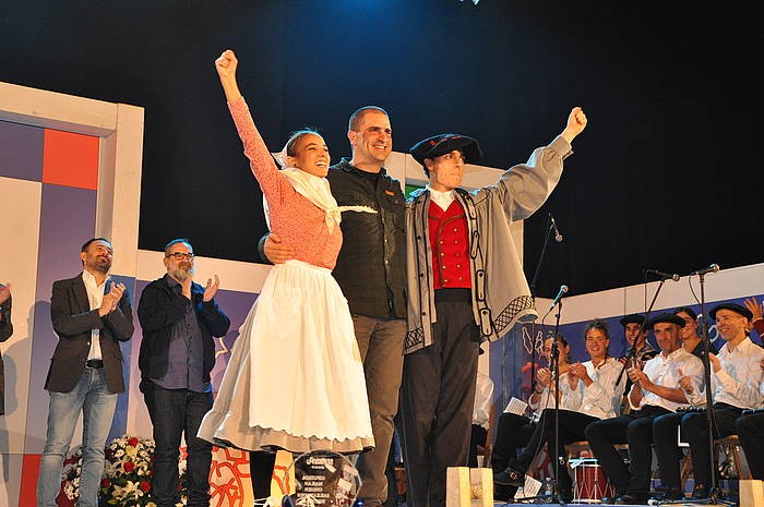 Dantzaz gozatzen, taularen alde banatan