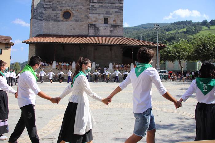 Berriro ere elkarri eskutik  14 1632576977163