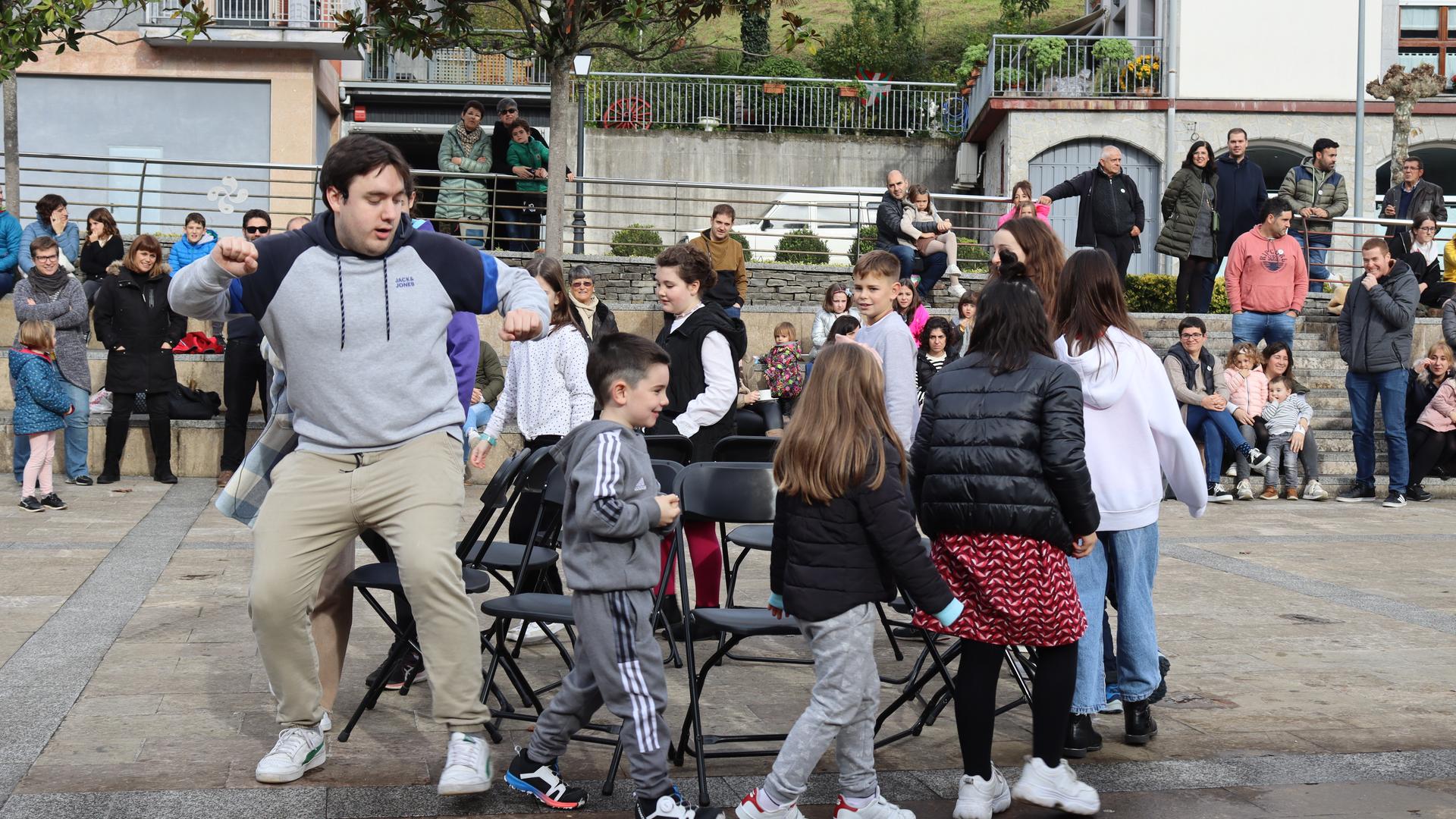 'Dantzatu eta abestu' emanaldia, Berrobin