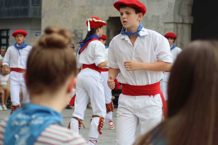 Dantza sokara batu dira emak 10 1660153167622