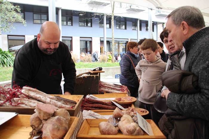 Gabonetako azokak jende asko 18 1576941753531