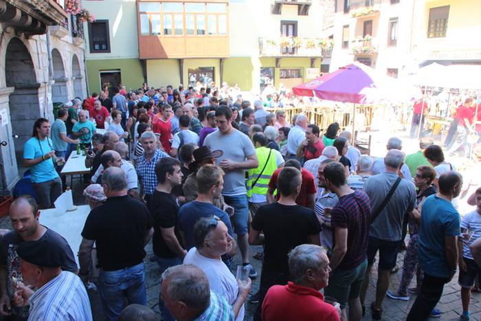 Haurrak jolasean, helduak jan eta edanean 4 1468671800644