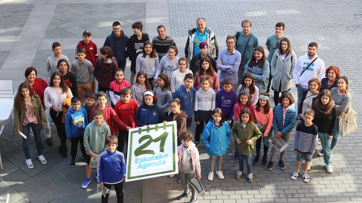 Tolosako ikasleak lurzoruari begira