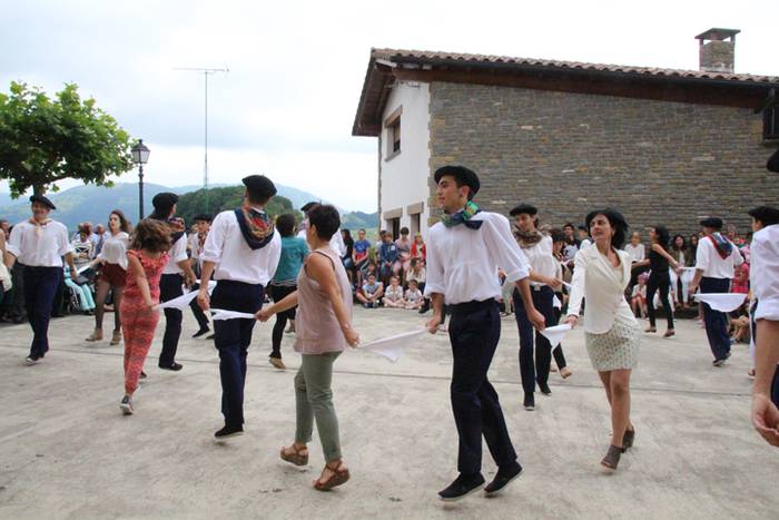 Jaietako egun handia ospatzen ari dira Asteasun 36 1467203668721