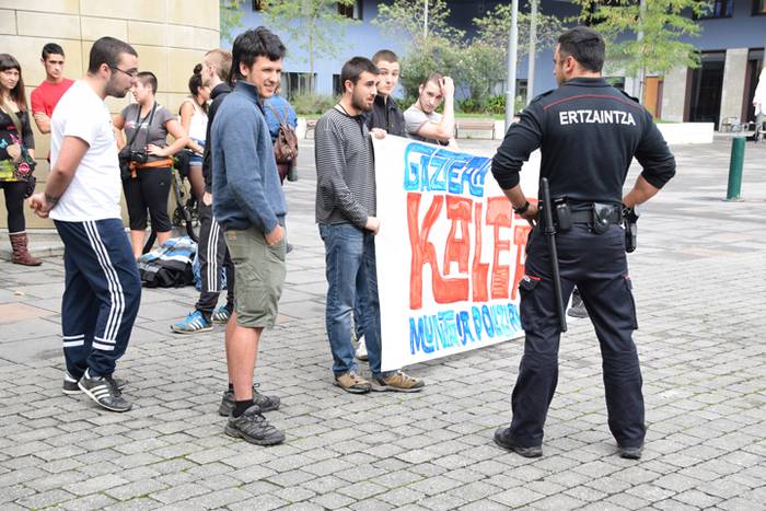 Ezpalako hiru gazteen aldeko elkarretaratzea 4 1475324085483