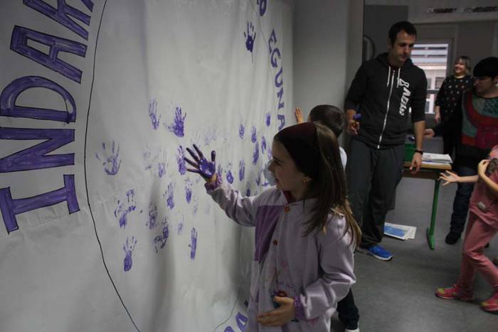 Azaroak 25 Ikaztegietako eskolan murala 10 1448454564726