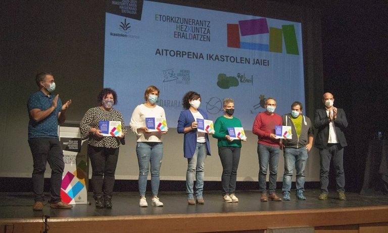 Ikastolen jaiei omenaldia egin zitzaien ikasturte hasierako ekitaldian