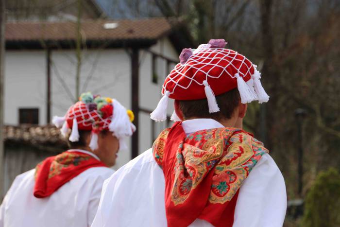 Ajerik gabe, makila eta lau  17 1551617820029