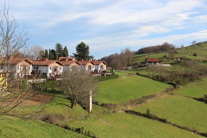 Lau lursail erosiko ditu udalak etxebizitza tasatuak egiteko