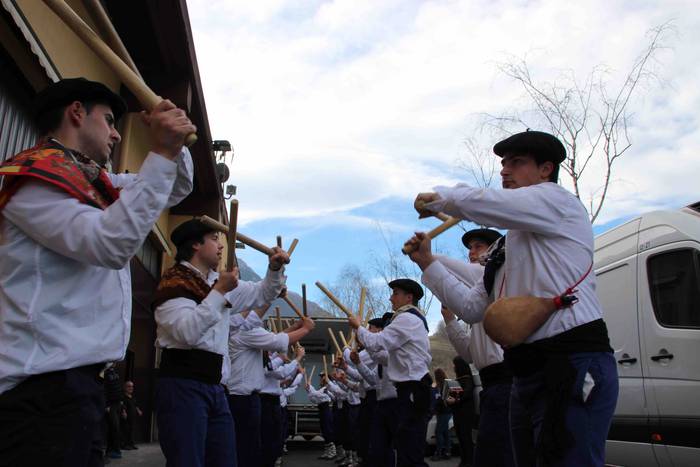 Ajerik gabe, makila eta lau  47 1551618035071