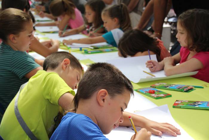 Haurrak beren dohaiak erakusten 26 1469532342909