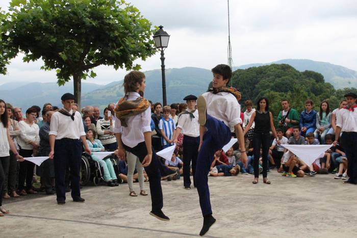 Jaietako egun handia ospatzen ari dira Asteasun 35 1467203654773