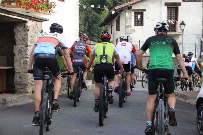 Mendi bizikleta lasterketare 31 1660377605805