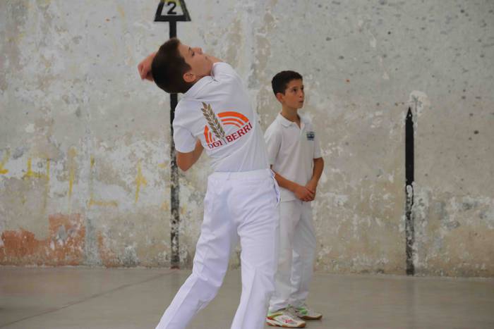 Zuriz jantzi zen Berrobiko f 24 1567409262387