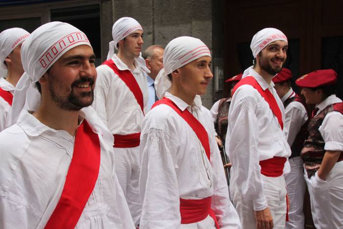 Santuek eta dantzariek poztu 103 1498312753100