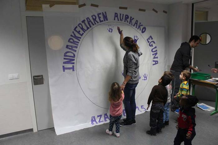 Azaroak 25 Ikaztegietako eskolan murala 4 1448454562800