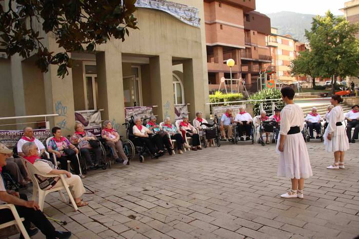 Helduenei dantza eginez hasi 1 1564057626605