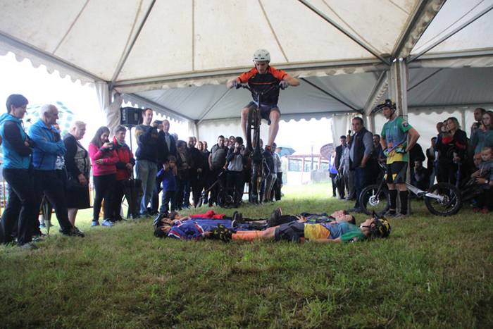 Erakustaldi batekin hasi dir 50 1496515232394