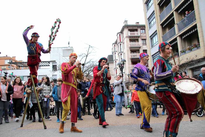 Erdi Arora bidaia, dantzan 1 1575118881342