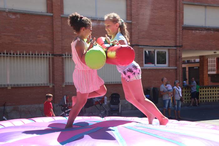 Haurrak jolasean, helduak jan eta edanean 2 1468671780303