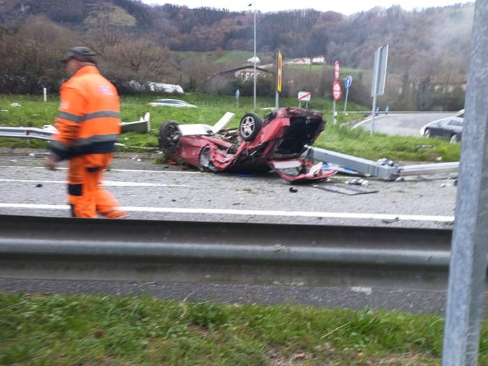 Pertsona bat hil da Tolosan, N-1 errepidean izandako istripu batean