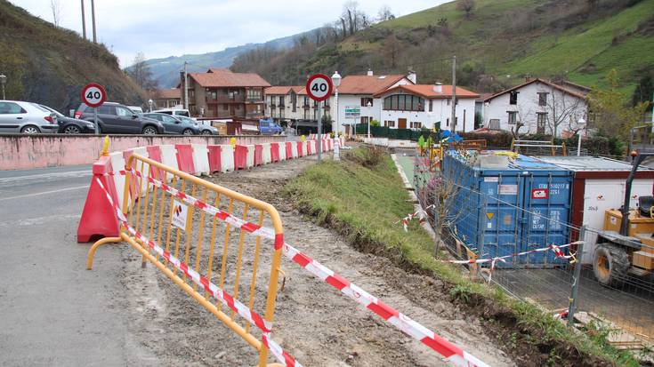 Espaloiaren zoladura berritzeko lanak, abian