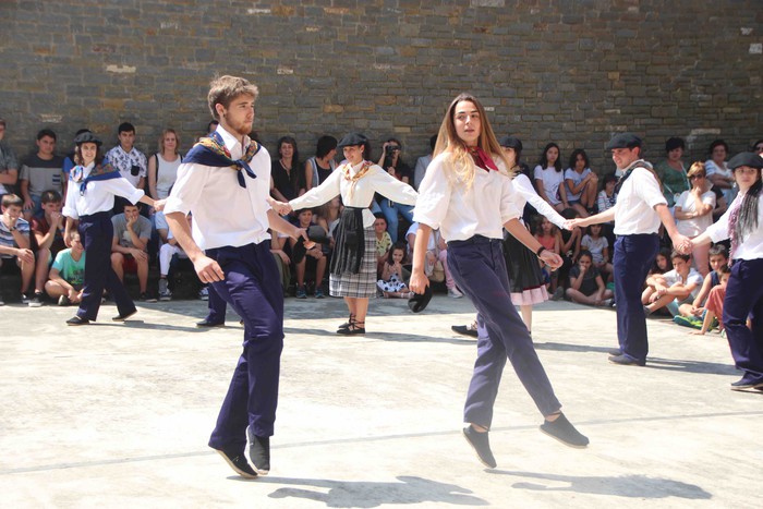 Emakumeak dantzari, lehenengo aldiz soka dantzan - 21