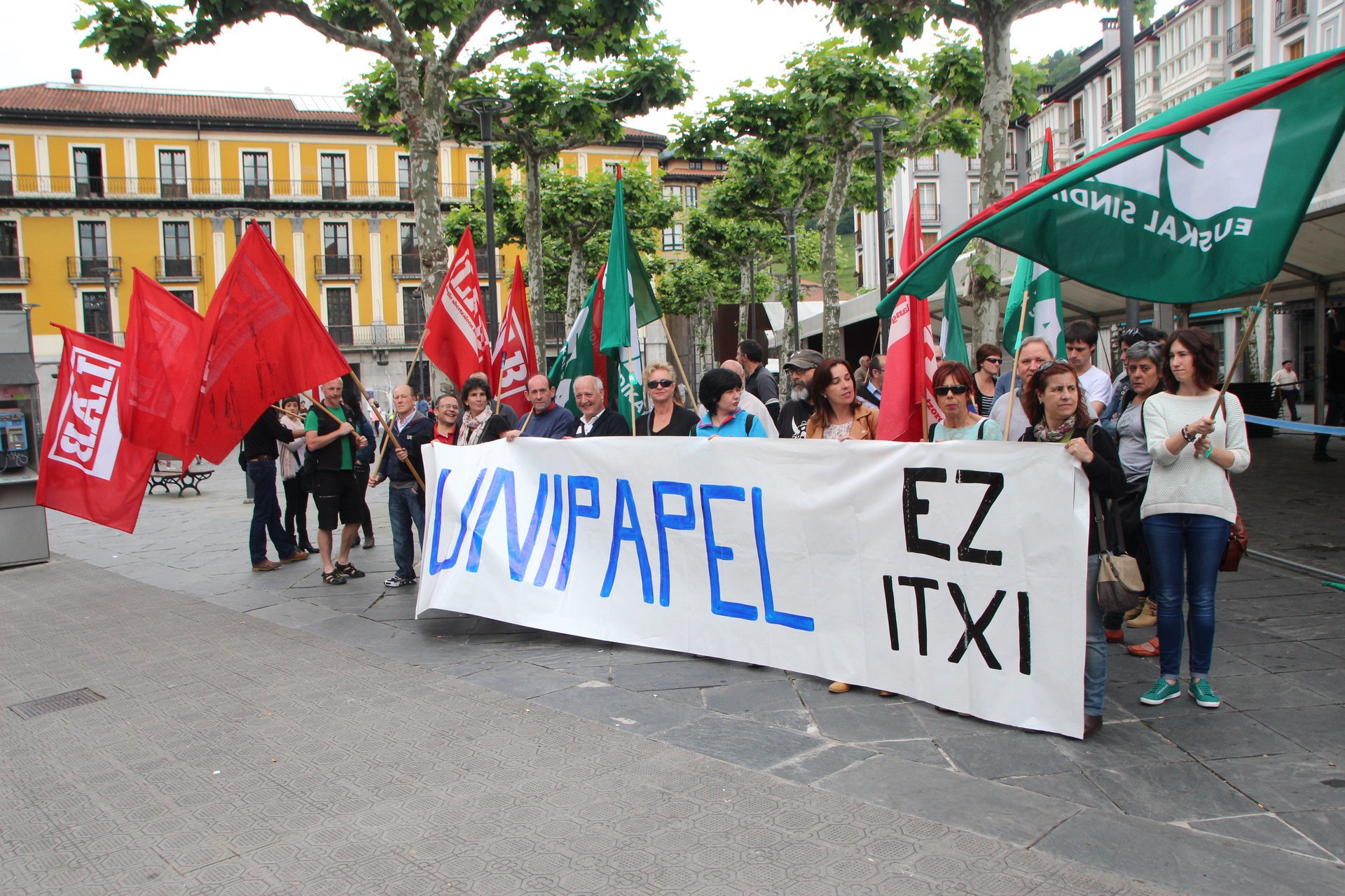 Hiru eguneko greba abiatu dute Unipapel enpresako langileek